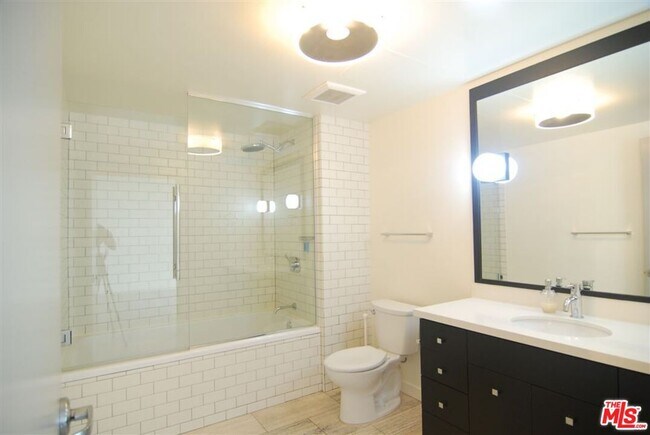 Building Photo - 527 Molino St
