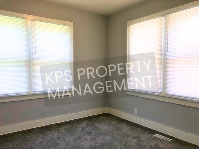 Building Photo - 833 S Green St