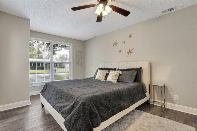 Building Photo - 4 Bedroom, 2 Bath Brick Home in Savannah