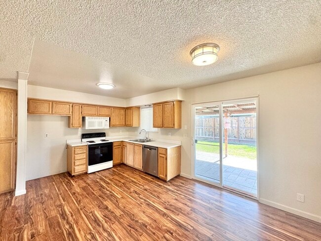 Building Photo - Beautiful 3 bedroom 2 bathroom single story!