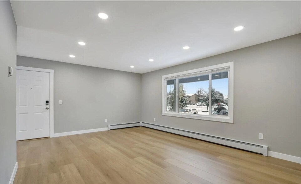 Building Photo - 818 E 10th Ave