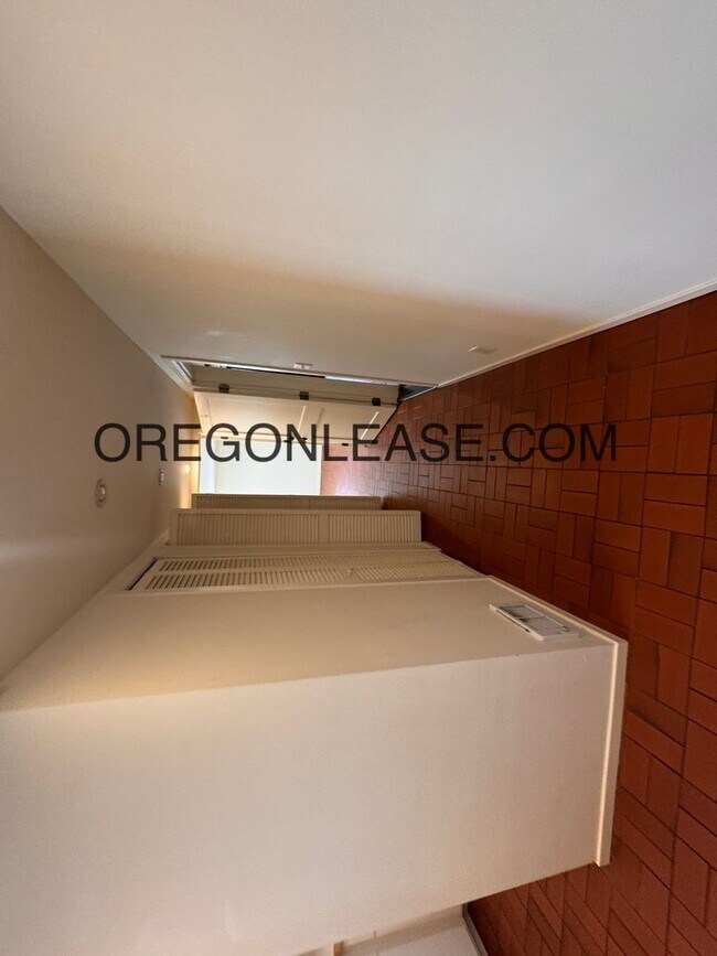 Building Photo - Large One bedroom downtown Eugene Apartment