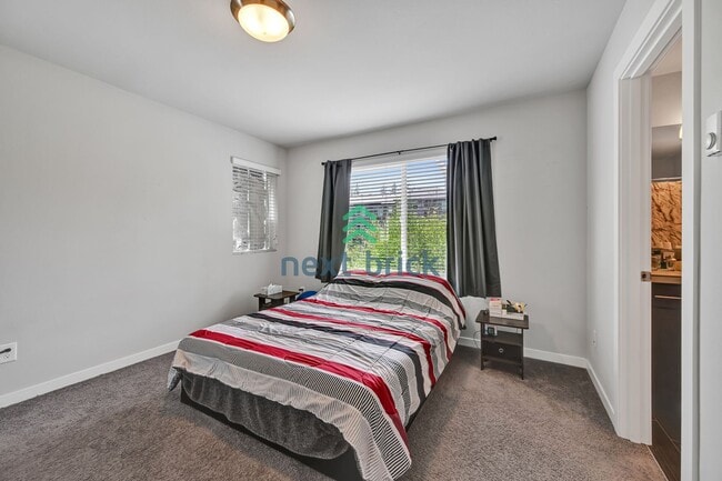 Building Photo - Spacious & Modern 4-Bed, 3.5-Bath Townhome...