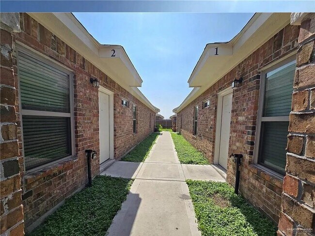 Building Photo - 2806 E Eisenhower Ave