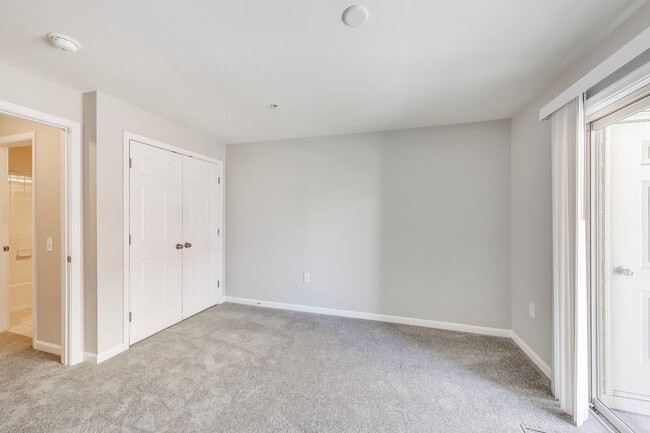 Building Photo - Elegant 3 bedroom, 2.5 bath townhome in Crown Farm