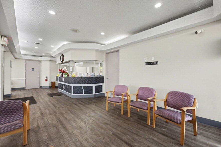 Building Photo - 30000 Orchard Lake Rd