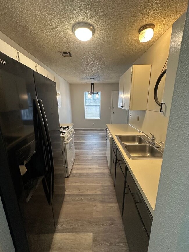 Building Photo - 3 bed 2 bath