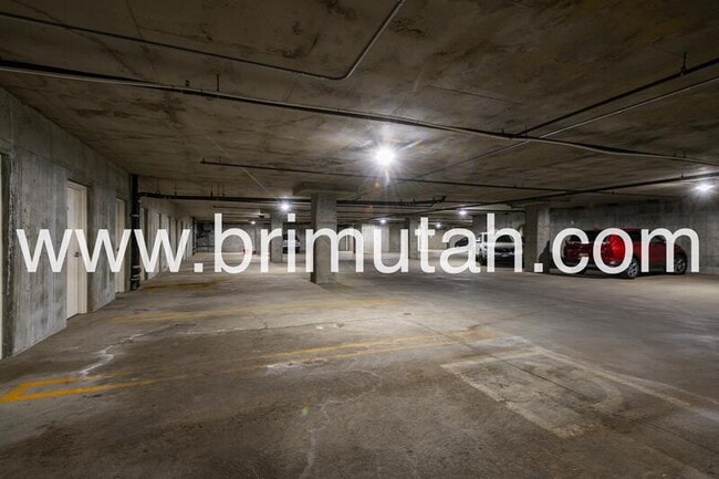 Building Photo - 3075 E Kennedy Dr
