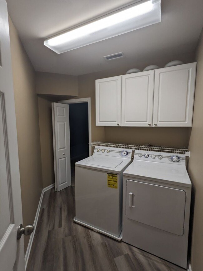Building Photo - Spacious 5-Bedroom, 3-Bath Home with Excep...