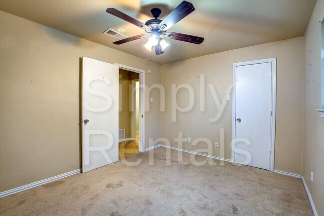 Building Photo - 6716 Sayle St