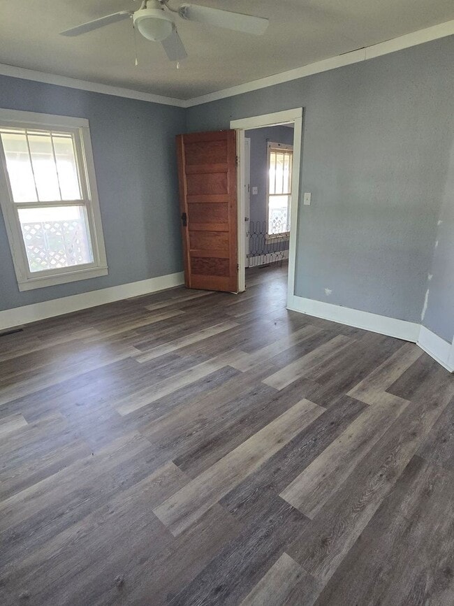 Building Photo - Month to Month Lease Unit!