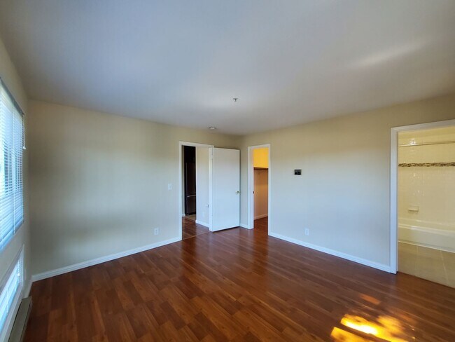 Building Photo - Spacious 2 bedroom 2 bath condo with perfect floor plan