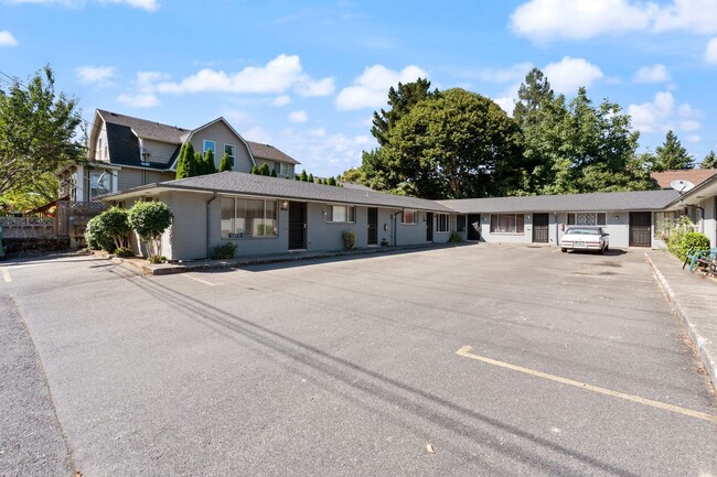 Building Photo - Renovated 2BR in Milwaukie