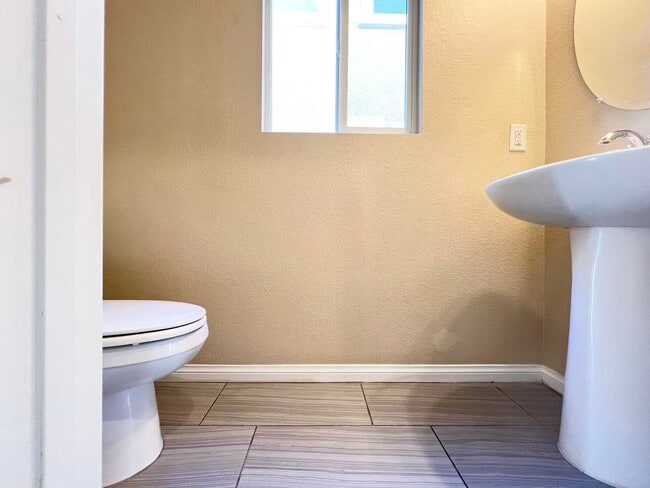 Building Photo - Beautiful 2 story single house