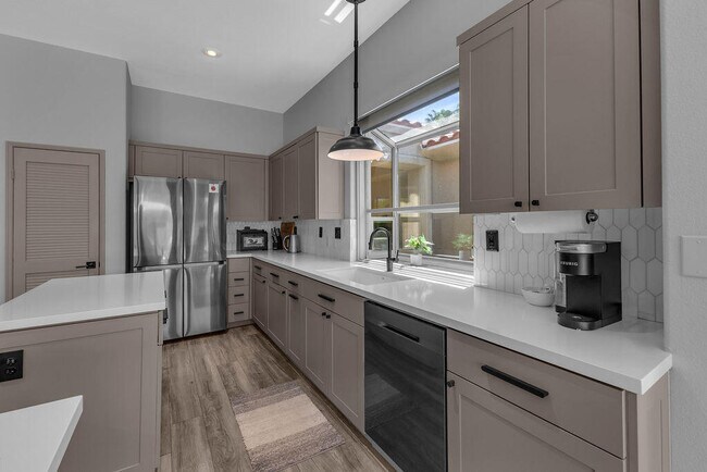 Building Photo - 93 N Kavenish Dr