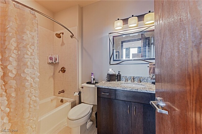 Building Photo - 701 W Lakeside Ave