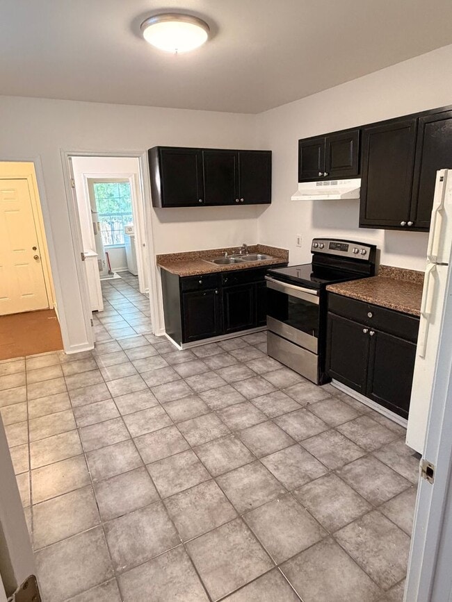 Building Photo - 2BD Shotgun w/ Private Backyard and Laundry