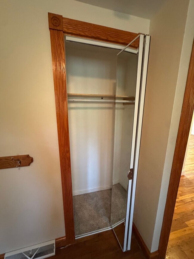 Building Photo - Coraopolis - 3 Bedroom, 1 Bath - Charming ...