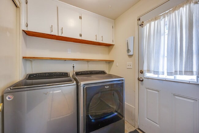 Building Photo - Charming House For Rent in Burien! Full Si...