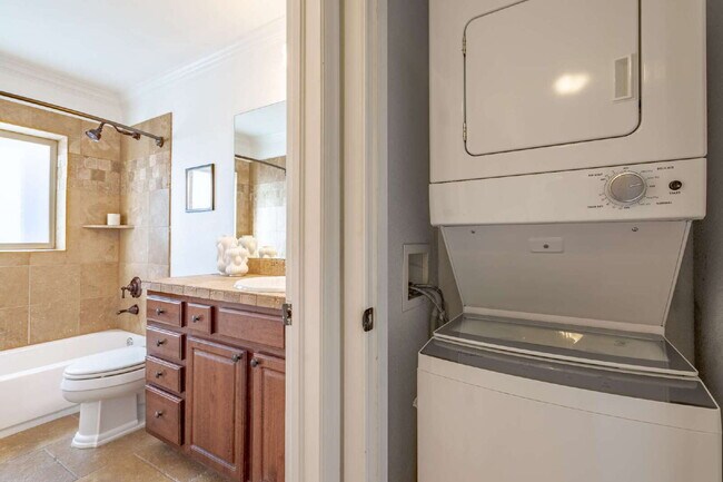 Building Photo - Stylish 2BR/2BA Condo with Patio & Parking...