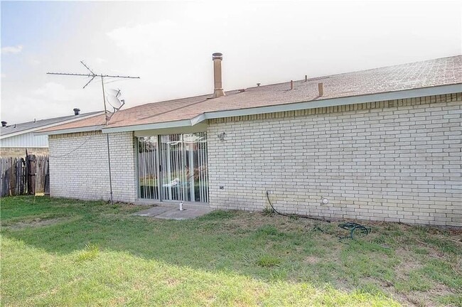 Building Photo - 3414 Chesapeake Dr