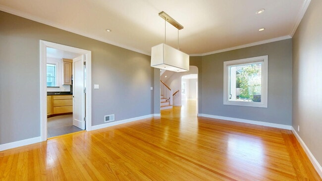 Building Photo - Charming, Renovated 3BR + Sunroom / 3.5 BA...