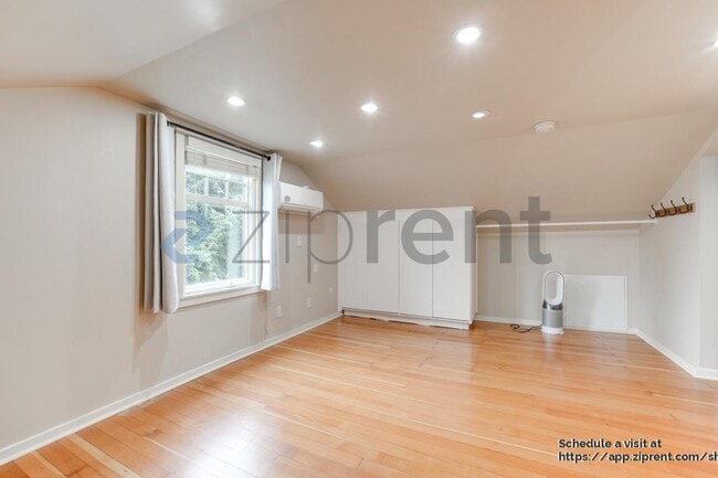 Building Photo - 3332 35th Ave S