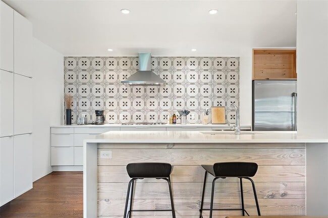 Building Photo - 2202 Montclaire St