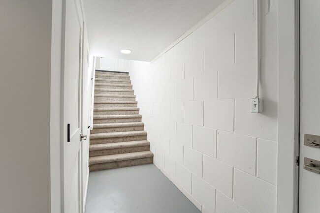 Building Photo - UPDATED 2 Bedroom Duplex With Garage!!