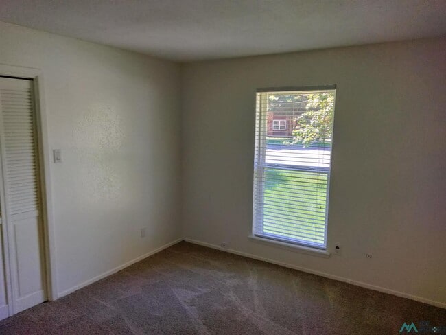Building Photo - 1408 Colonial Pkwy