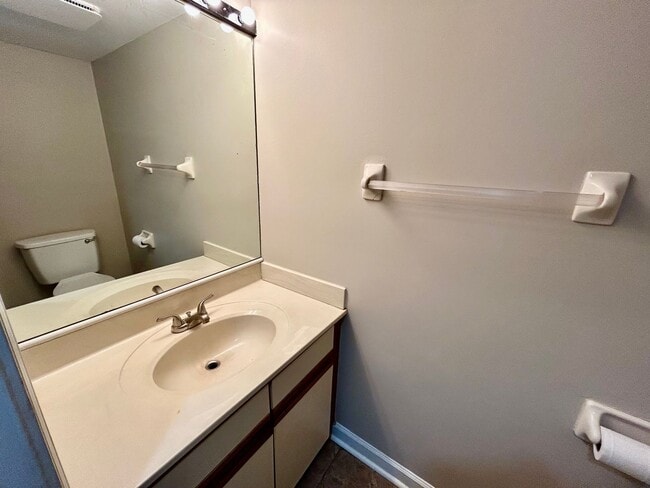 Building Photo - 2 Bedroom With a Bonus Room!