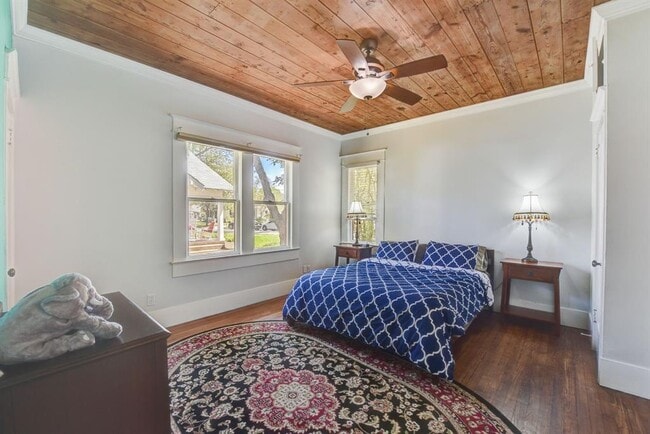 Building Photo - 601 E 8th St