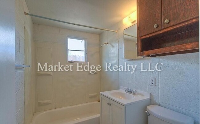 Building Photo - 3Bed/1Bath House at 15TH/Peoria! $399 MOVE...