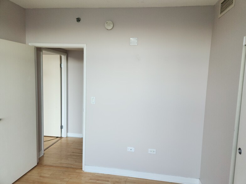 Building Photo - 425 W Beech St