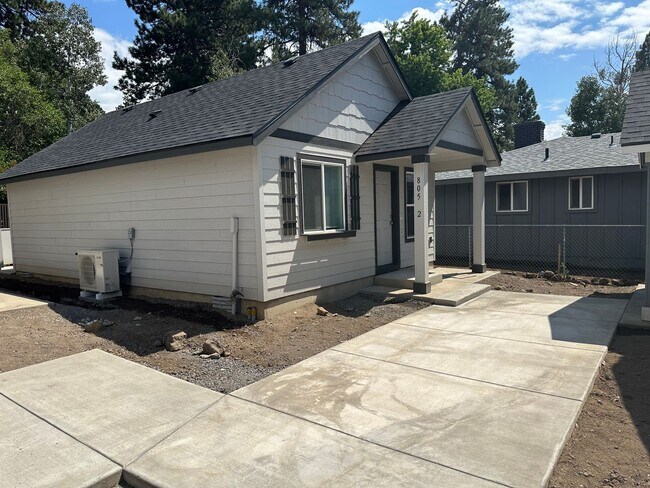 Building Photo - MIDTOWN Newer 2 Bdrm Cottage, 1 bath, Air Conditioning, Laundry Room, Large Patio, Off Street Par...
