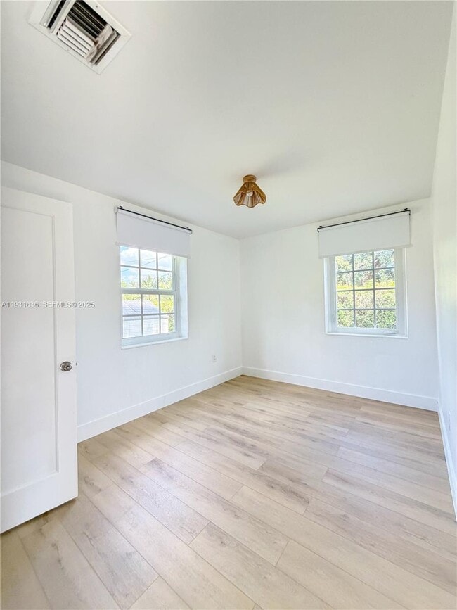 Building Photo - 1075 NE 120th St