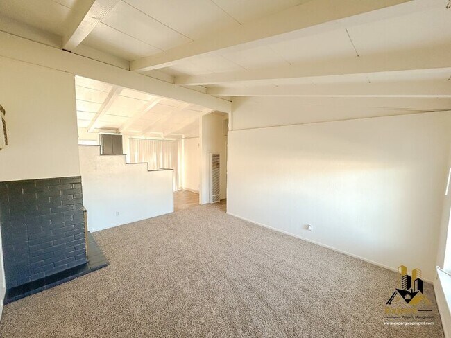 Building Photo - 5625 San Vincente Way