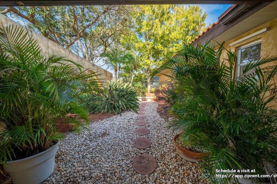 Building Photo - 468 Laurencin Dr