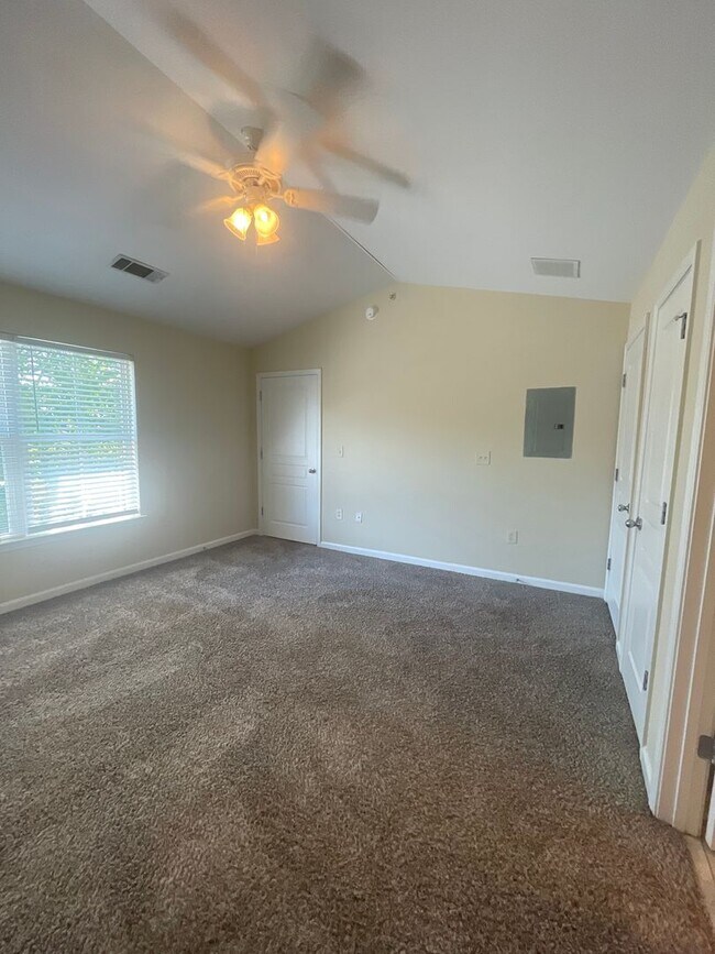 Building Photo - 17-1728 J&amp;S