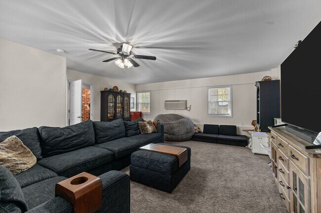 Building Photo - 2125 Forest Hills Dr