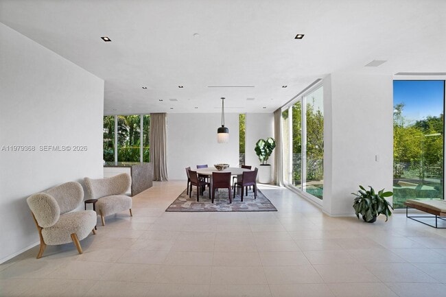 Building Photo - 1051 W 48th St