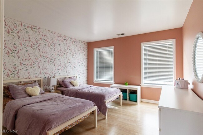 Building Photo - 889 Holborn Rd