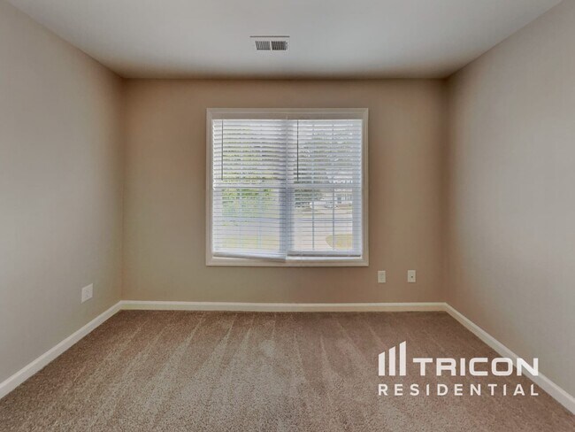 Building Photo - 547 Hay River St