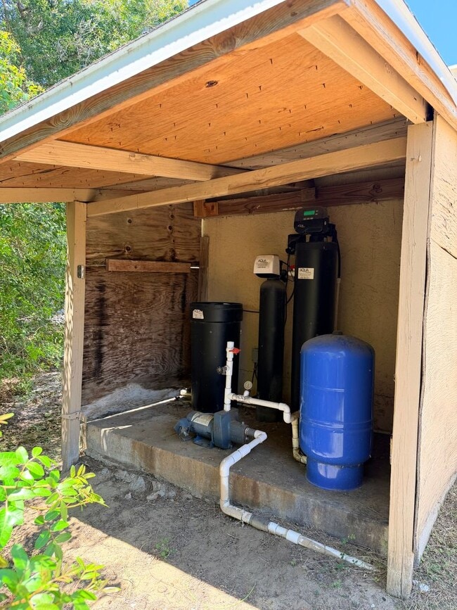 Building Photo - 3 bedroom 2 bath 1 Car Garage Single Family Home