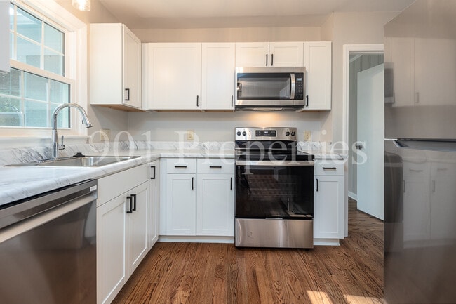 Building Photo - 680 Loeb St