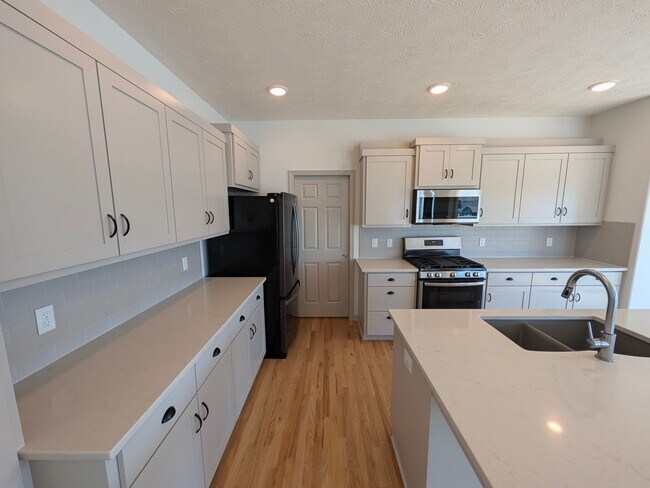 Building Photo - 5011 Clearwater Dr