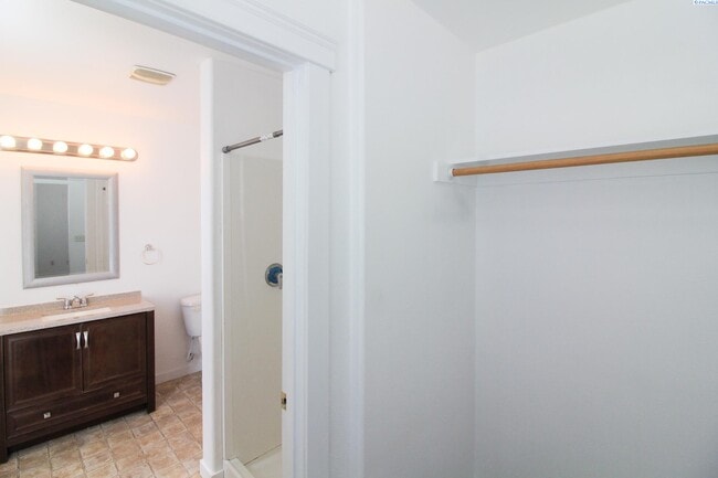 Building Photo - 2 bed, 2 bath townhome in Pasco