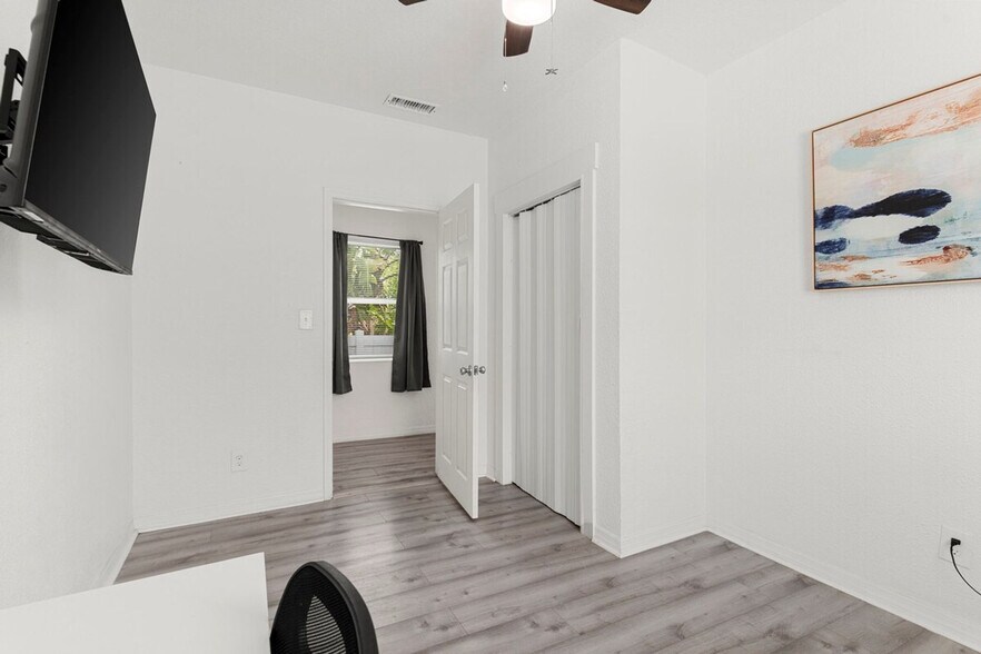 Building Photo - 2213 E 18th Ave