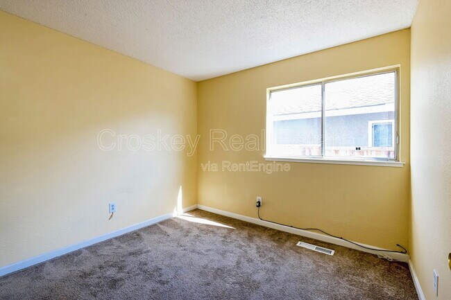 Building Photo - 3724 Gladstone Dr