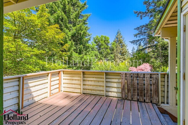 Building Photo - Charming Home Near Parks and Trails in Por...